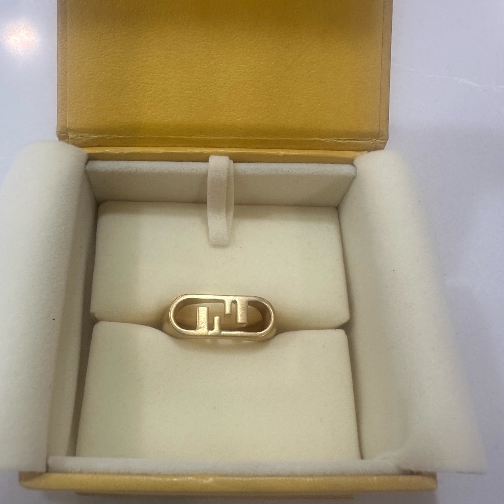 Fendi O’Lock Ring Size Medium 10.25